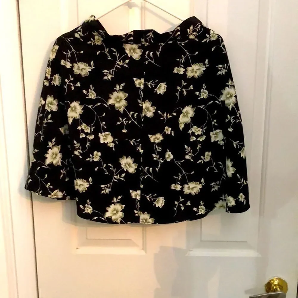 Juniors floral mini skirt
